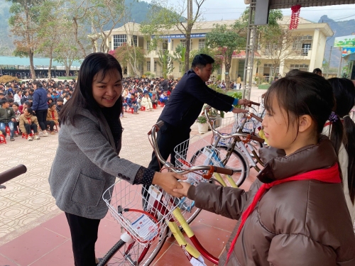 Trao yêu thương, tiếp bước đến trường tại trường THCS Phúc Than