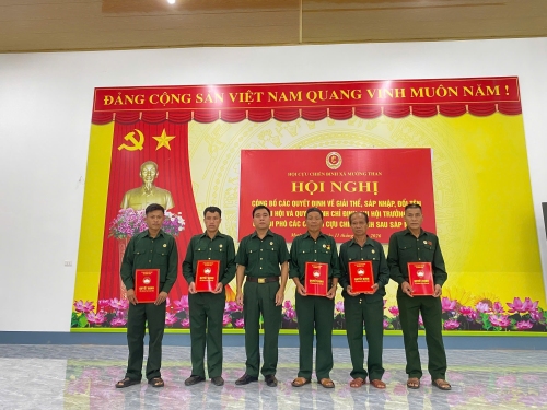 Lãnh đạo Hội CCB xã trao quyết định cho các đồng chí