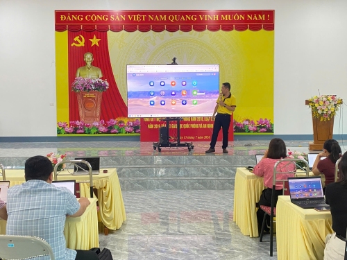 Các đại biểu nghe giới thiệu những kiến thức cơ bản về trí tuệ nhân tạo (AI)