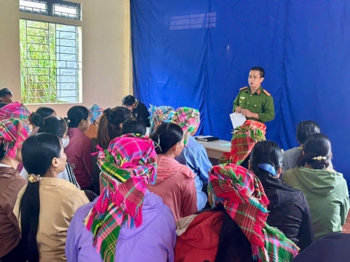 Công an xã Mường Than tuyên truyền pháp luật cho Nhân dân trên địa bàn