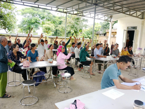 Người dân bản Sân Bay biểu quyết đồng thuận với chủ trương của xã
