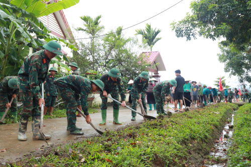 Trên 100 Cán bộ, chiến sĩ Trung đoàn 880 tham gia công tác dân vận trên địa bàn xã Mường Than