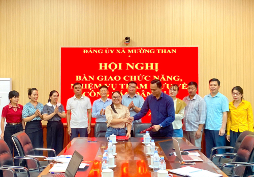 Ban xây dựng Đảng ký bàn giao công tác dân vận sang cho Uỷ Ban MTTQ và các đoàn thể xã