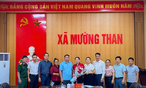 Các đồng chí lãnh đạo Đảng uỷ trao Quyết định cho đồng chí Điêu Thị Điệp