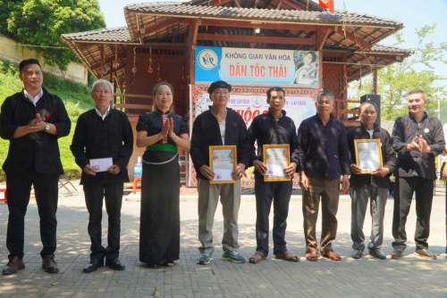 Ban tổ chức trao giải cho các đoàn tham gia