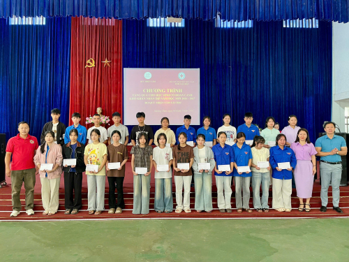 Lãnh đạo Xã Mường Than, Hội chữ thập đỏ tỉnh Lai Châu trao quà cho các em học sinh