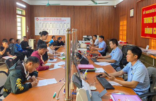 Người dân đến giải quyết công việc tại Trung tâm dịch vụ hành chính công xã Mường Than