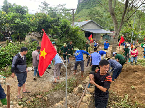 Các lực lượng tham gia làm hàng rào đá