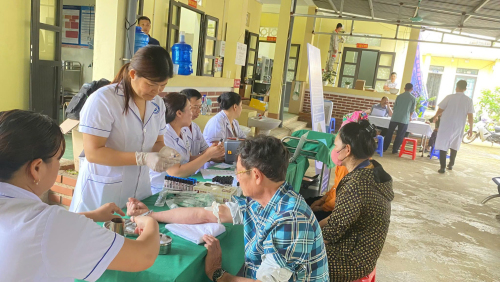 Người dân bản đội 9 đến khám bệnh tại Trạm y tế xã
