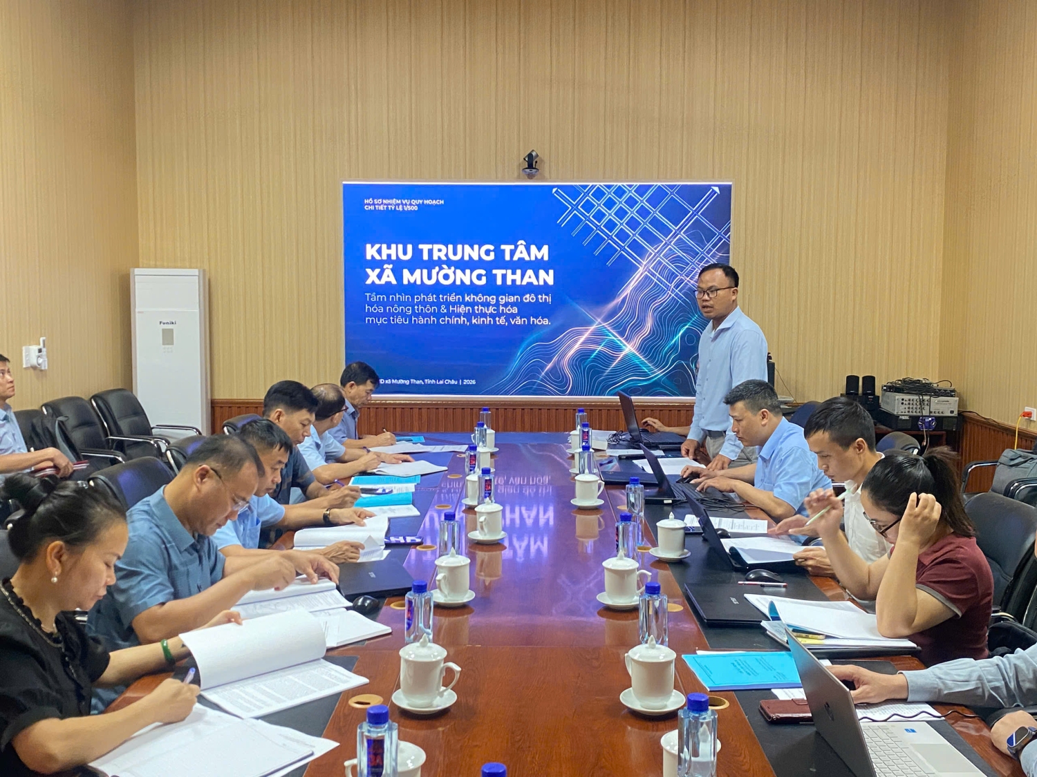 Quang cảnh cuộc họp