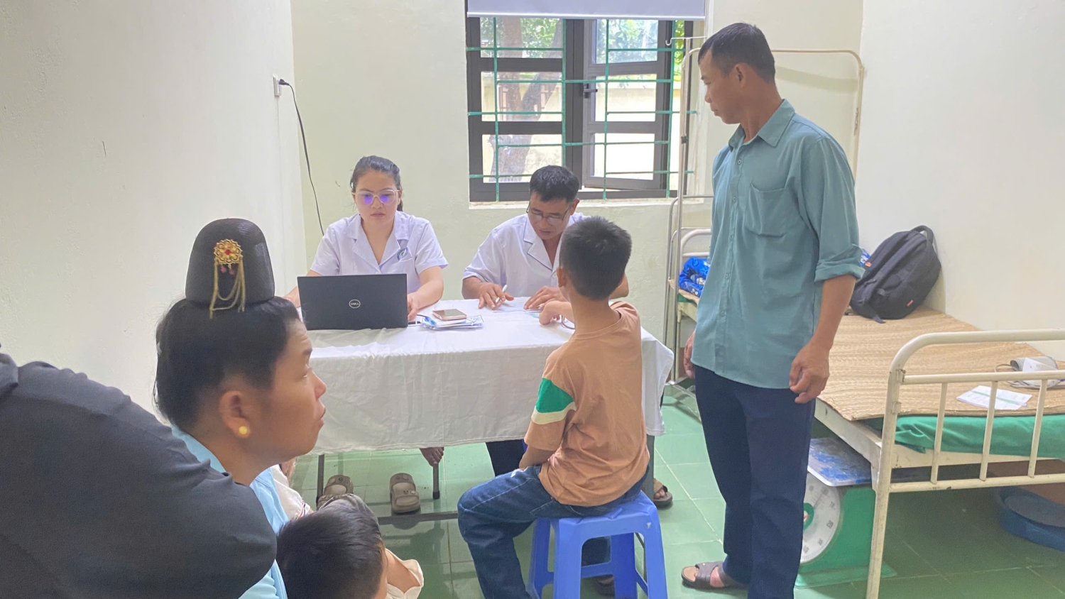 Người dân bản đội 9 đến khám bệnh tại Trạm y tế xã