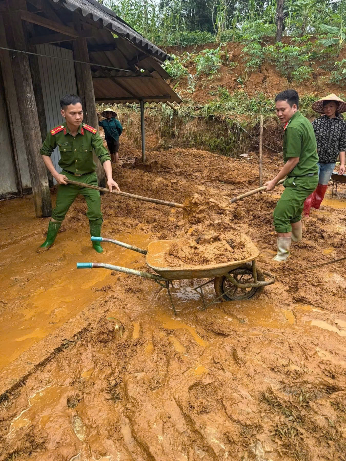 Các lực lượng tham gia giúp Nhân dân di chuyển đất đá ra khỏi Nhà