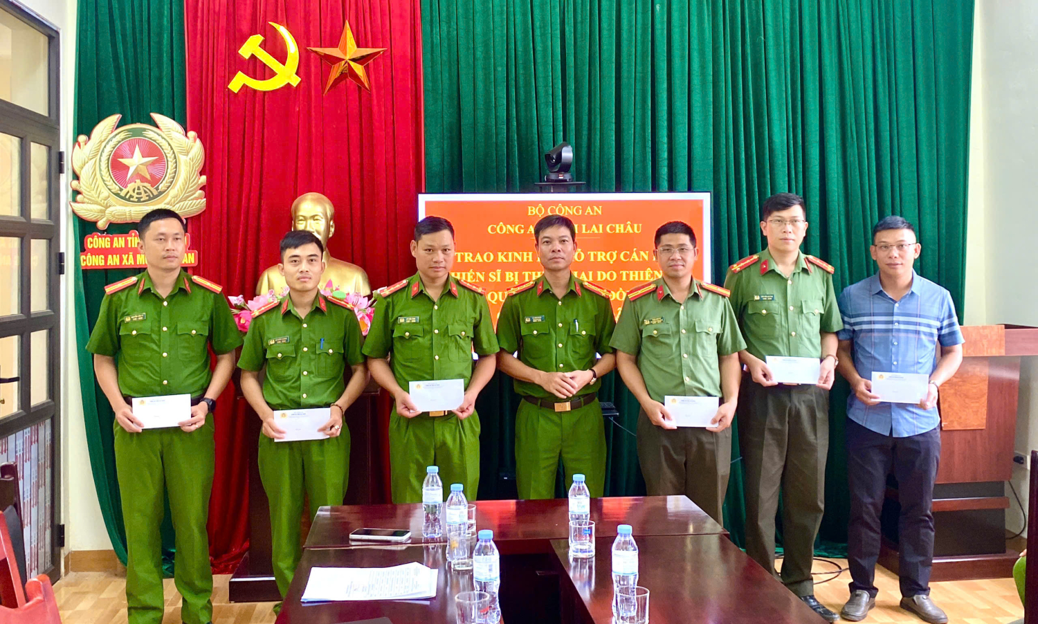 Lãnh đạo Công an tỉnh Lai Châu trao hỗ trợ cho các chiến sĩ