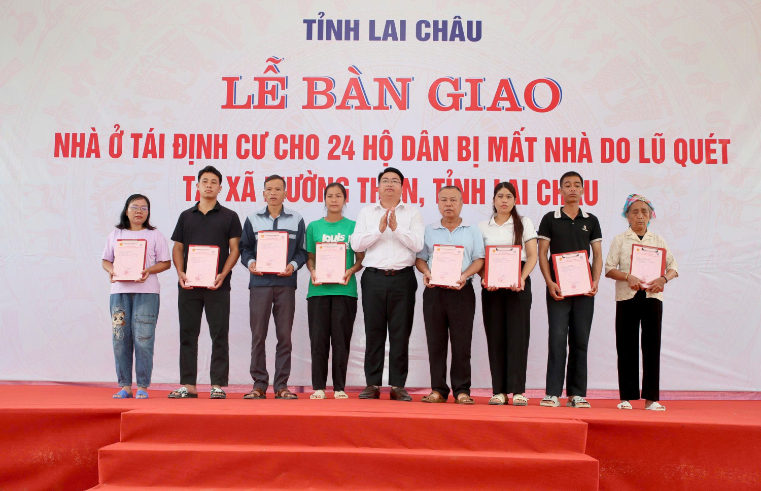 Đồng chí Tao Văn Giót-Bí thư Đảng uỷ, Chủ tịch HĐND xã trao Giấy chứng nhận quyền sử dụng đất cho các hộ dân.