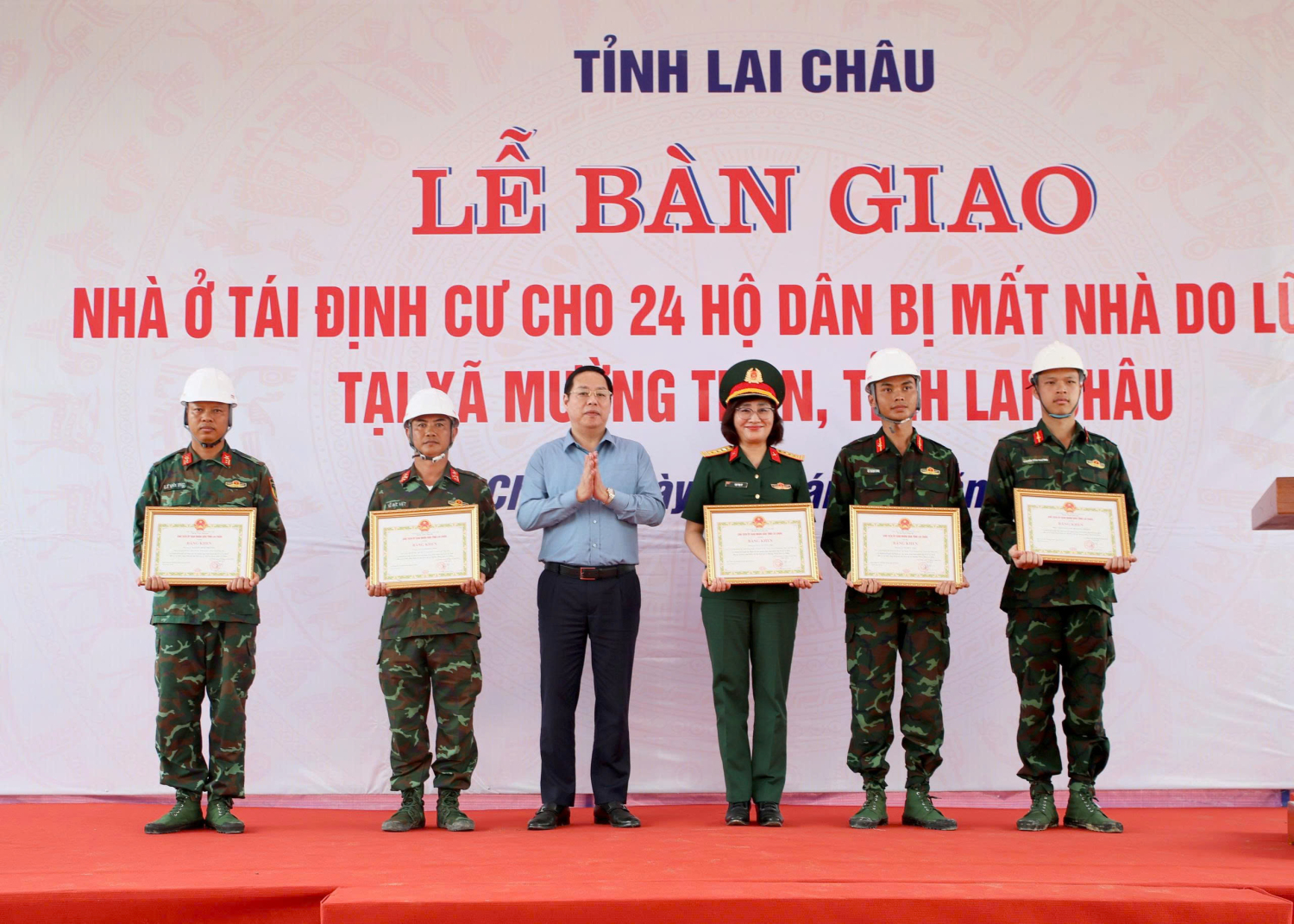 Đồng chí Hà Quang Trung-Chủ tịch UBND tỉnh  đã tặng Bằng khen cho 1 tập thể, 4 cá nhân của Học viện Hậu cần