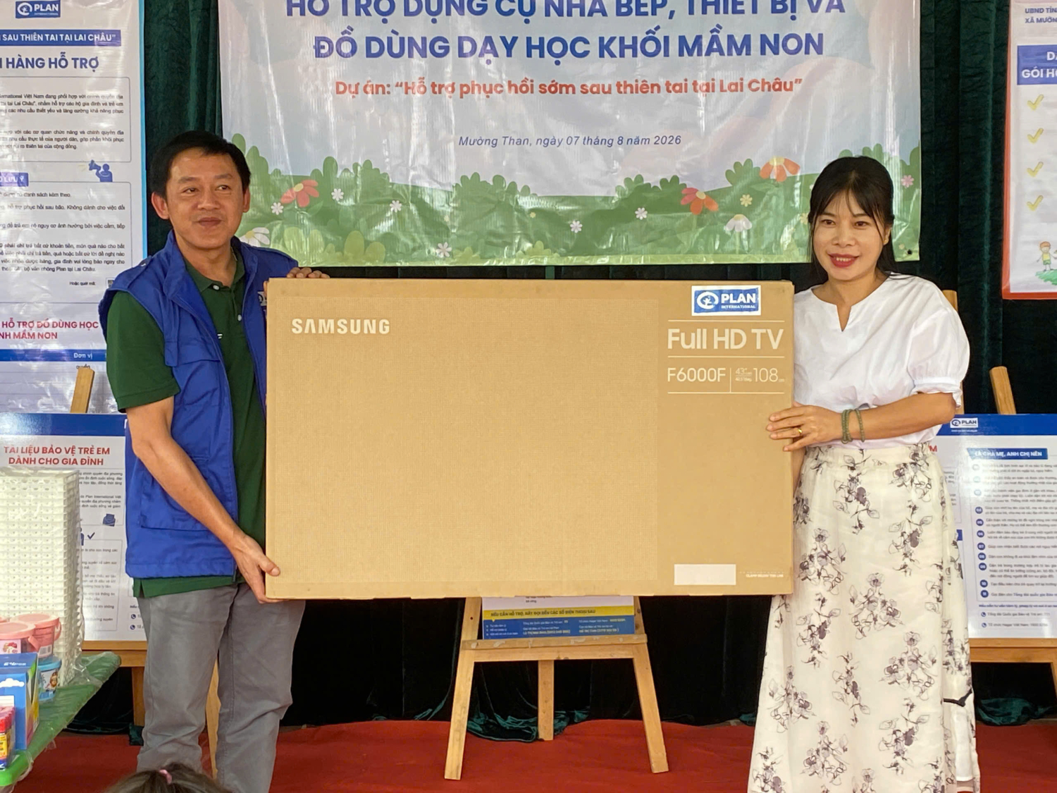 Đại diện tổ chức PLAN International tại Lai Châu trao hỗ trợ cho Ban giám hiệu trường Mầm Non Phúc Than