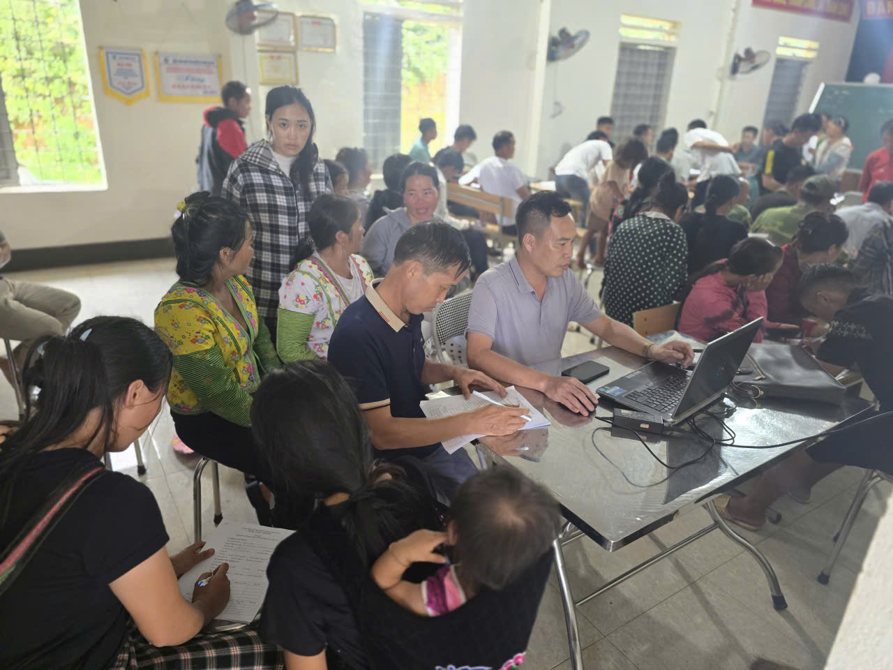 Tổ rà soát thực hiện rà soát, thống kê tại bản Sắp Ngụa