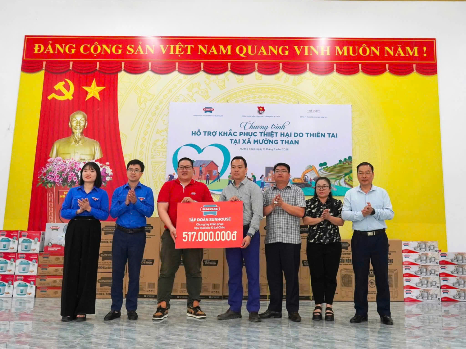Đồng chí Bùi Hoàng Tùng - Bí thư Đoàn Thanh niên Chính phủ và các đồng chí lãnh đạo Ủy ban MTTQ tỉnh trao biểu trưng giá trị quà tặng cho Ủy ban MTTQ xã Mường Than.