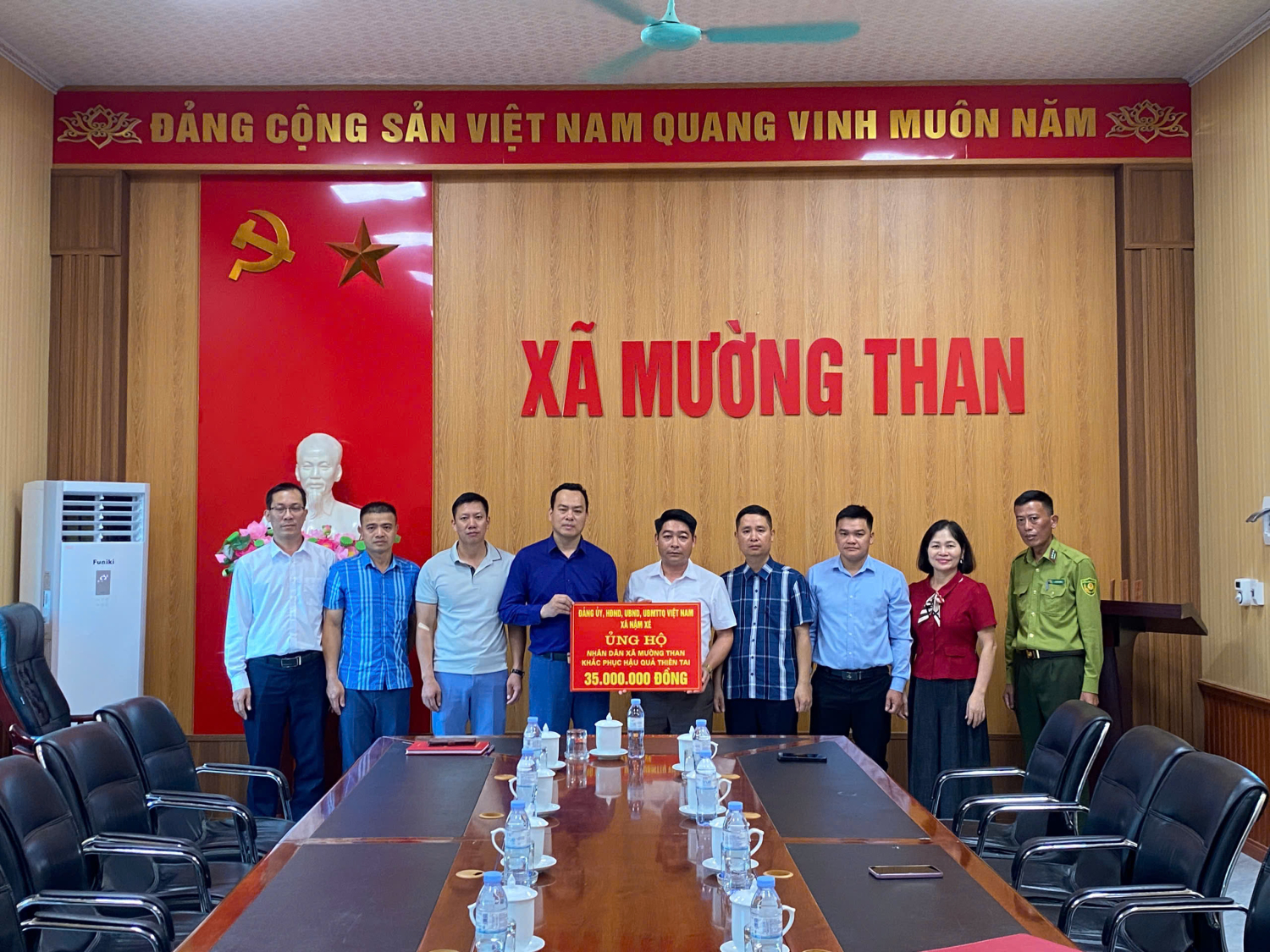 Đoàn công tác xã Nậm Xé tỉnh Lào Cai trao số tiền 35 triệu đồng hỗ trợ cho xã Mường Than