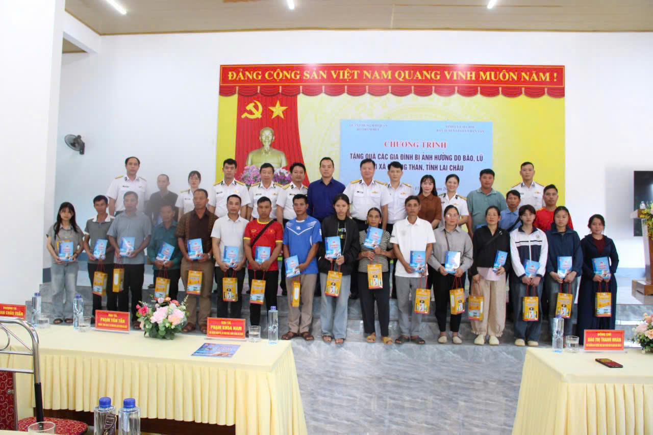 Đoàn công tác trao quà cho các hộ dân bị ảnh hưởng bởi mưa lũ.