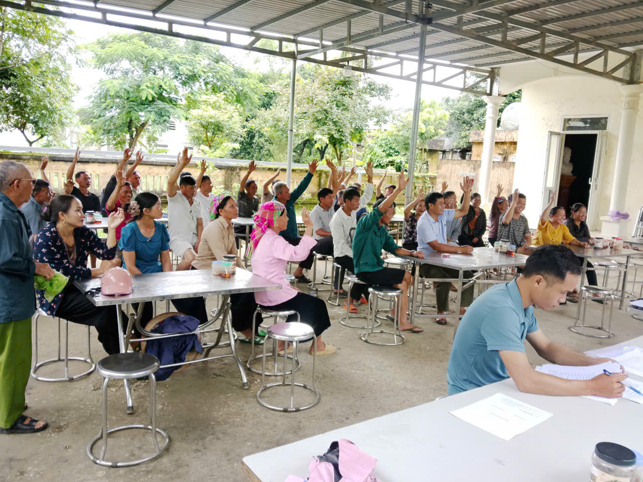Người dân bản Sân Bay biểu quyết đồng thuận với chủ trương của xã