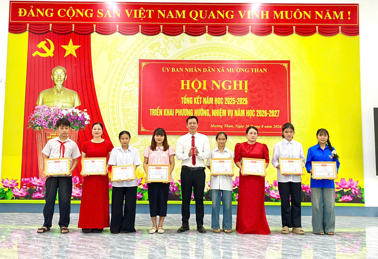Lãnh đạo UBND xã trao giấy khen cho các giáo viên và học sinh