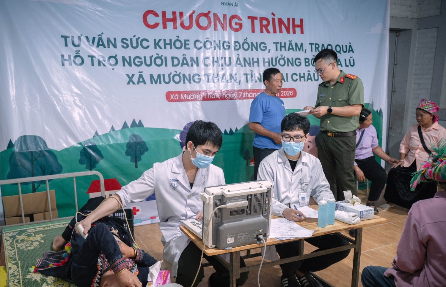 Các y, bác sĩ khám sức khoẻ cho người dân tại chương trình.