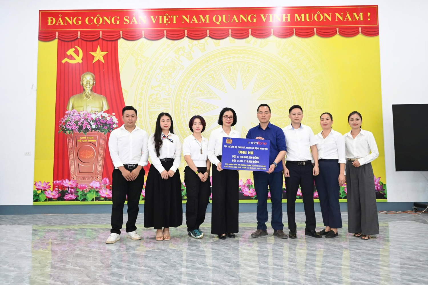 MobiFone trao hỗ trợ cho xã Mường Than