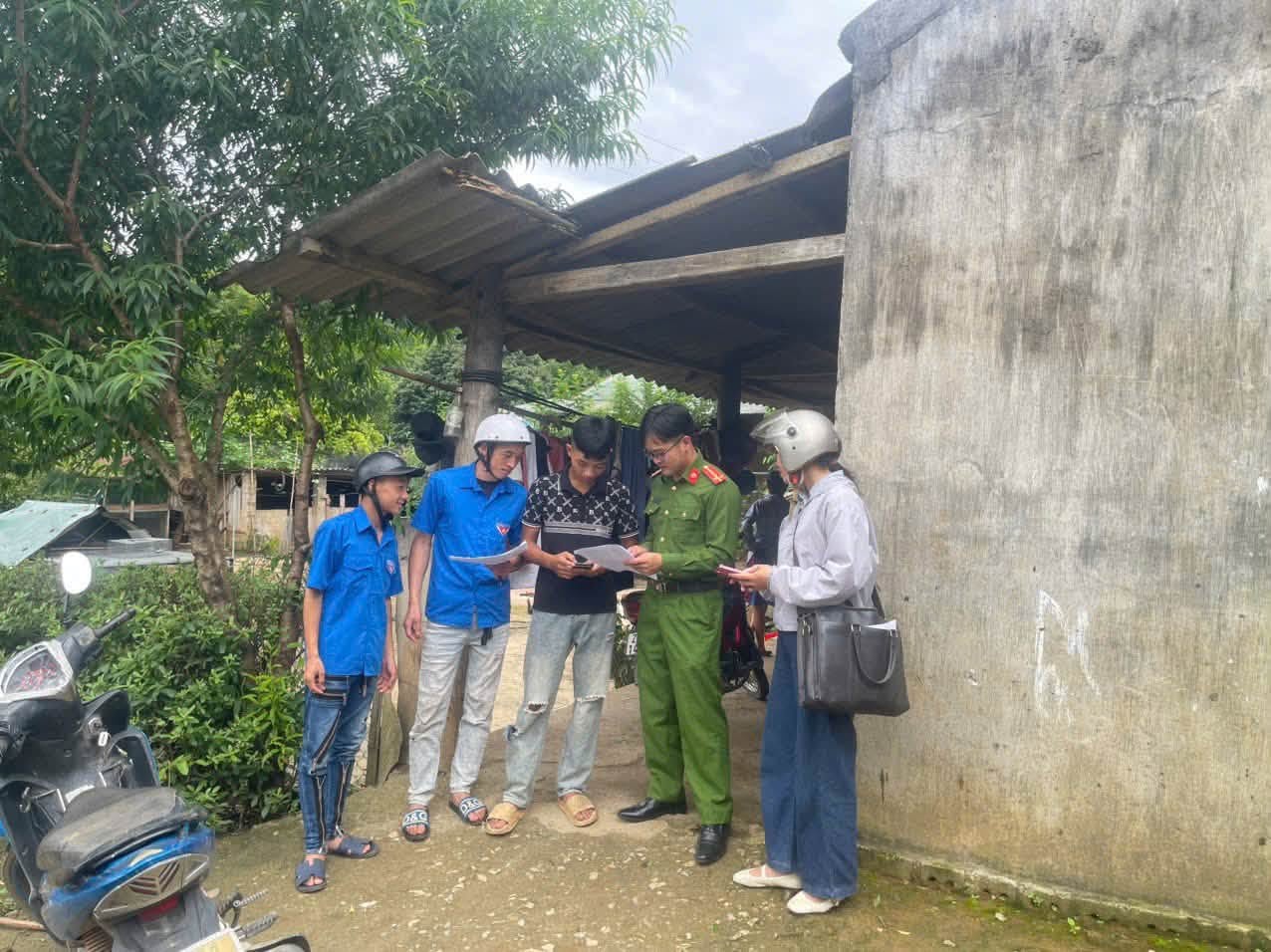 Đoàn viên thanh niên cùng lực lượng Công an xã hỗ trợ người dân cấp và kích hoạt tài khoản định danh điện tử mức độ 2