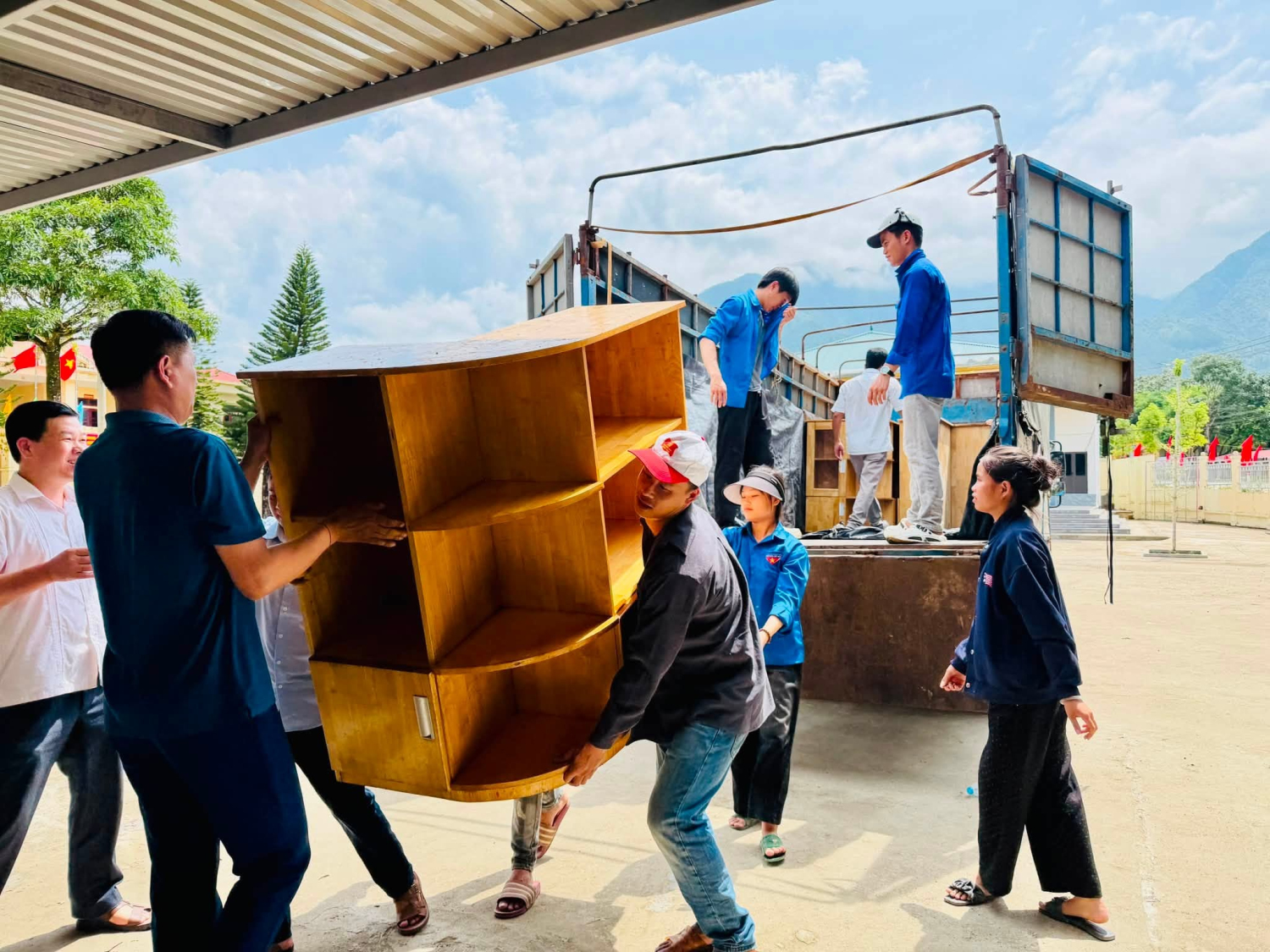 Đoàn viên thanh niên hỗ trợ vận chuyển đồ đến các hộ gia đình