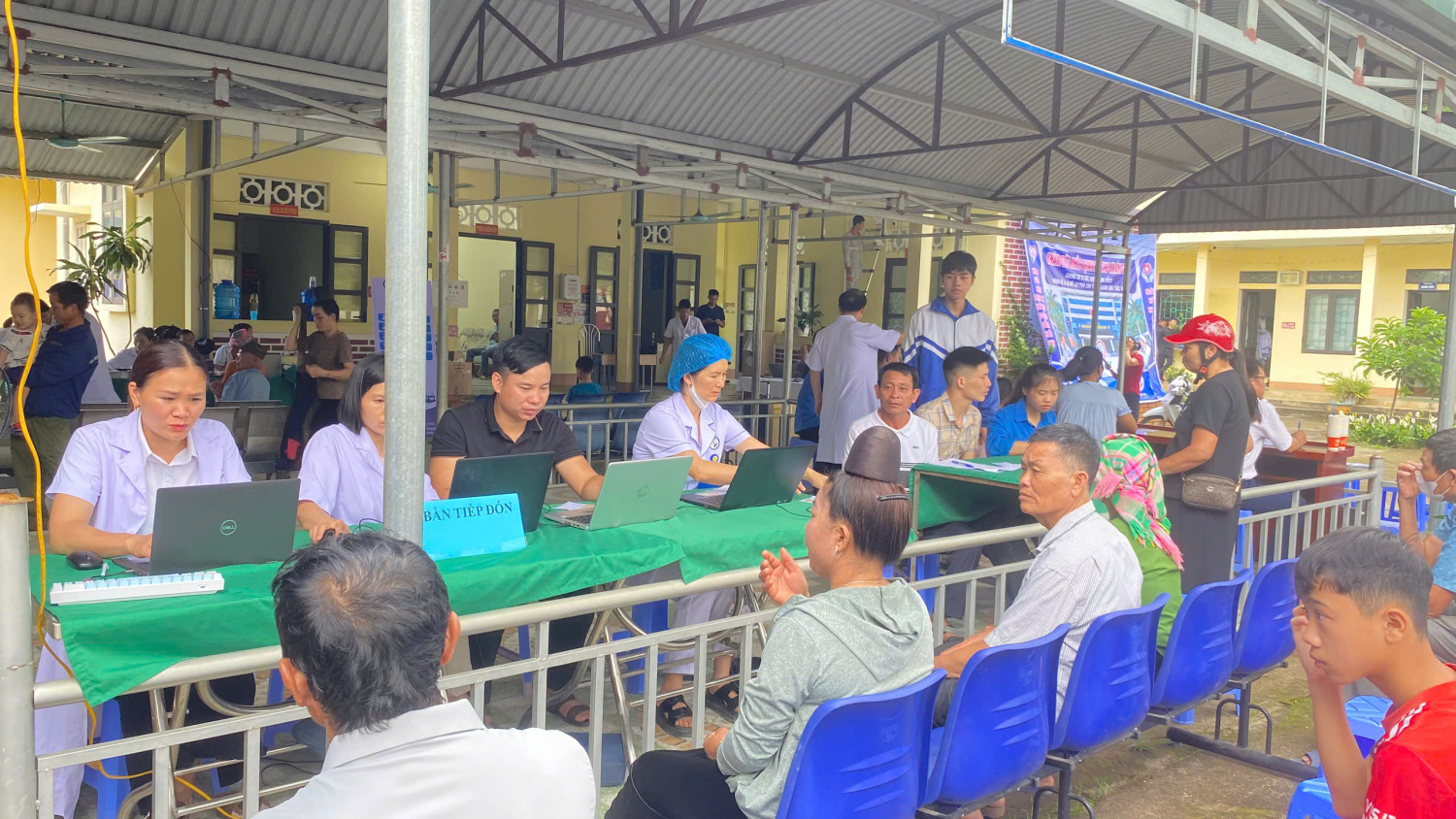 Cán bộ y bác sỹ lấy thông tin người dân đến khám
