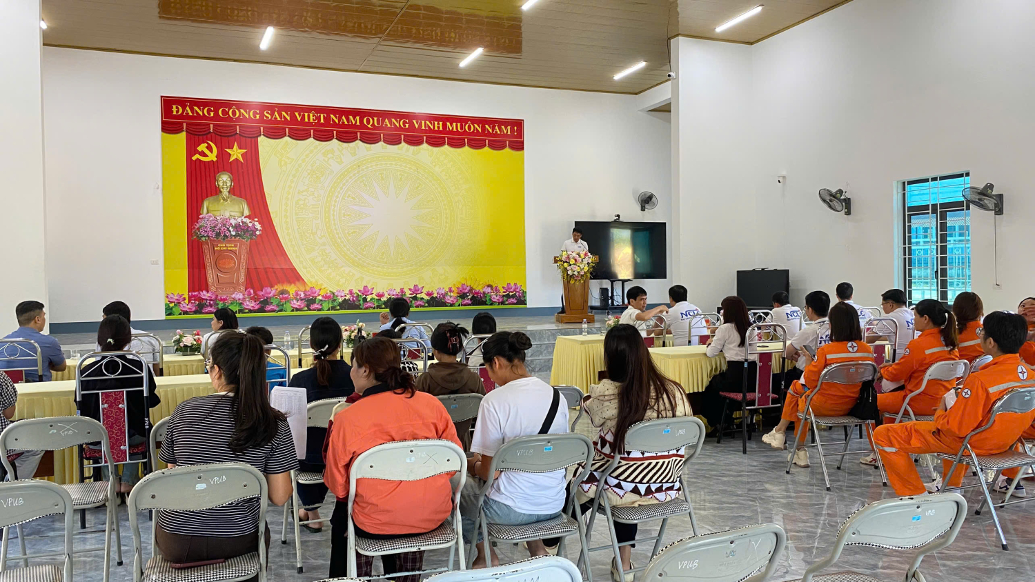 Quang cảnh buổi trao quà