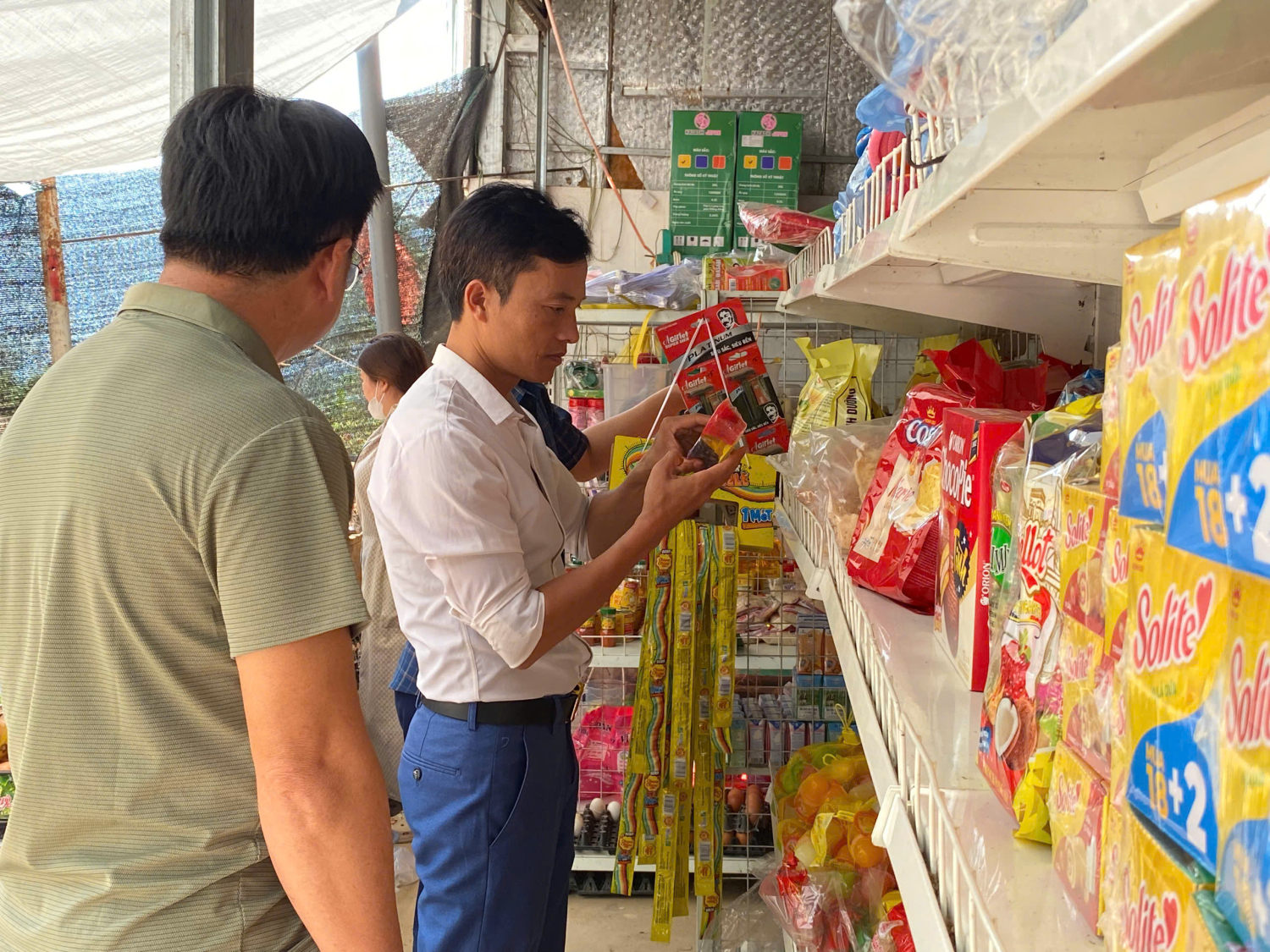 Đội liên ngành kiểm tra ATTP tại các cơ sở kimh doanh