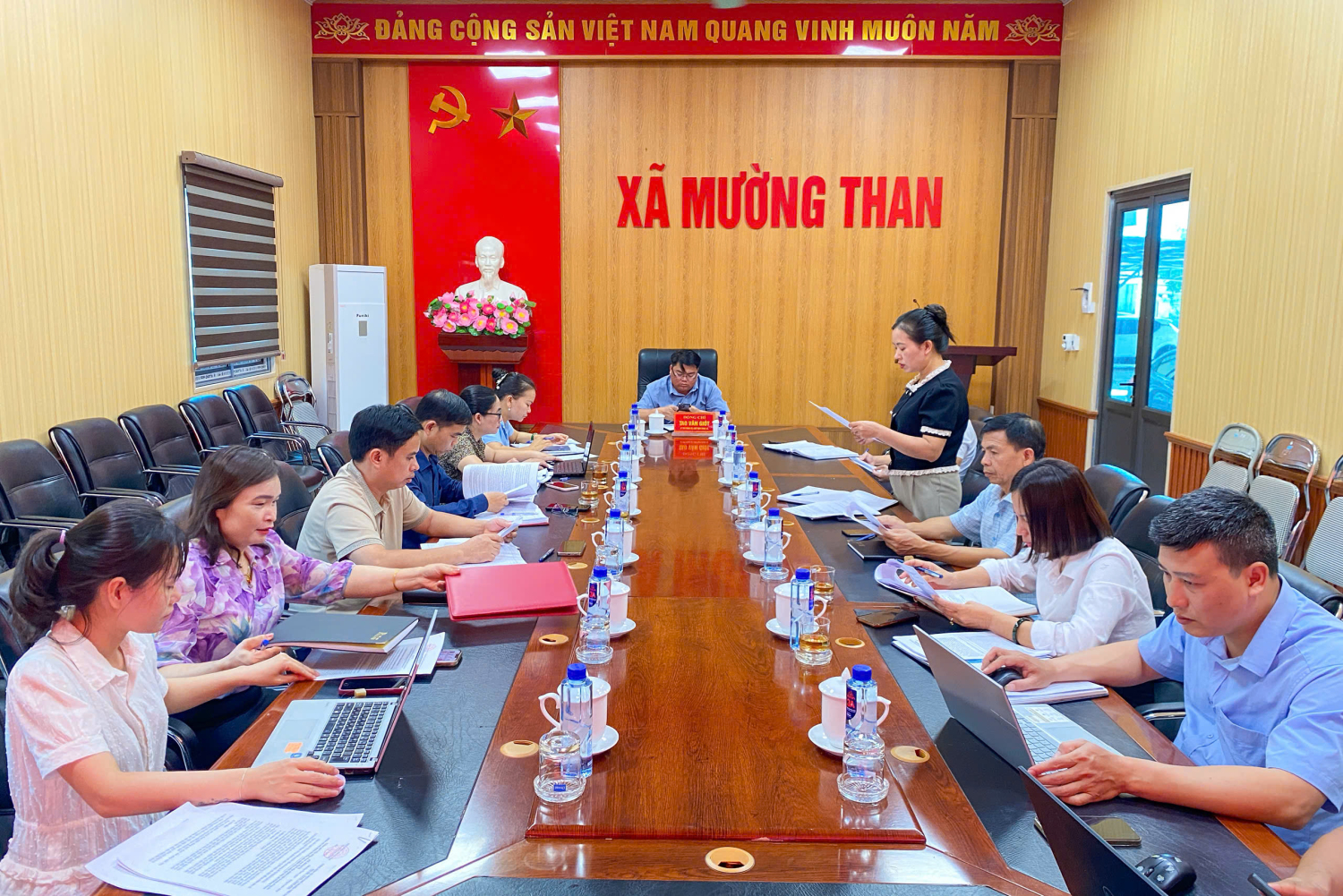 Quang cảnh phiên họp