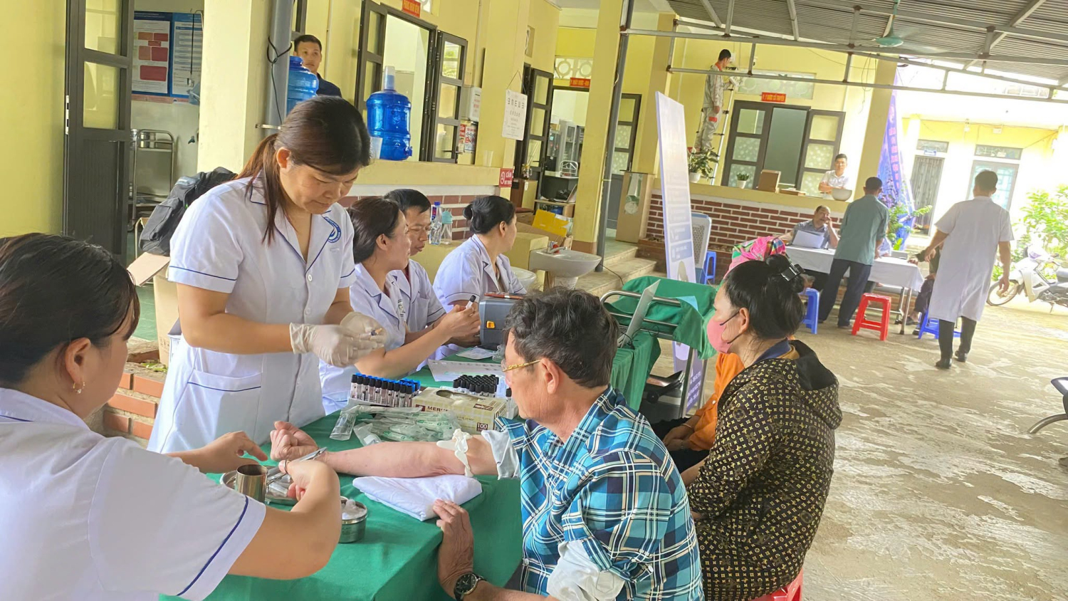 Người dân bản đội 9 đến khám bệnh tại Trạm y tế xã